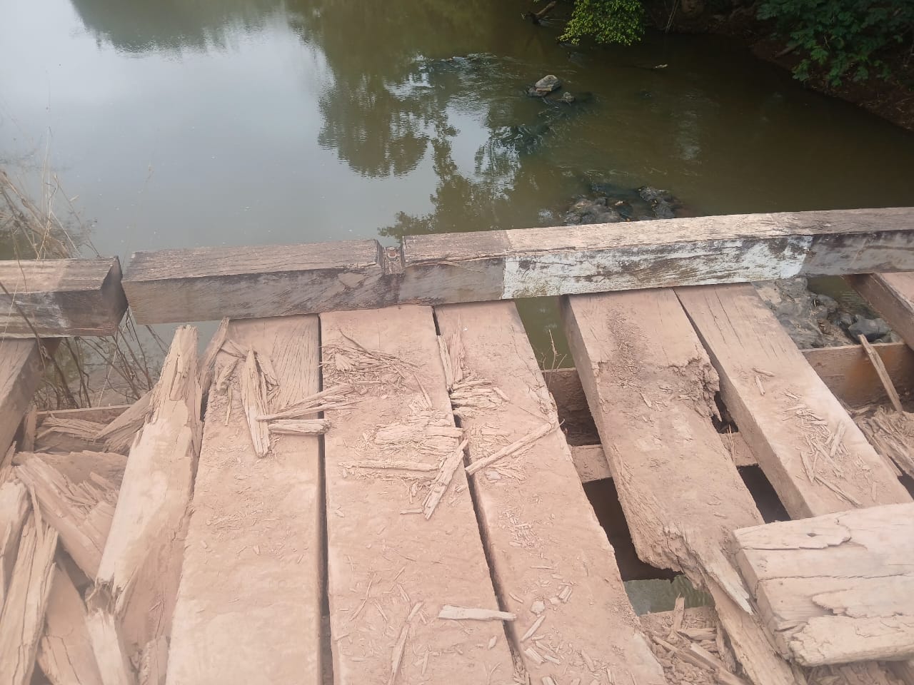 Pont en bois dégradé